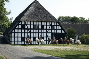 Die Tour beginnt in M nahe M Bauernhof-ein Herrenhaus erbaut auf einem alten Hugel aus dem Mittelalter. Foto Niclas Jessen.
